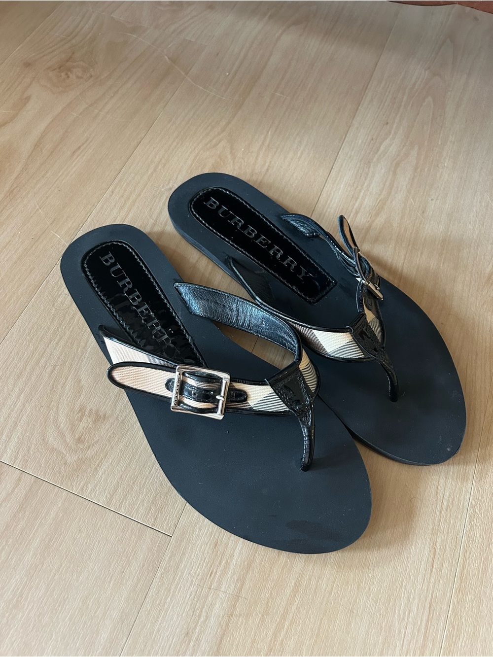 Burberry Black and Beige Buckle Thong Sandals size 8, in really good condition